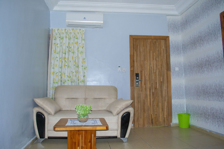 Others 5, Hotel Lewi, Gbeke