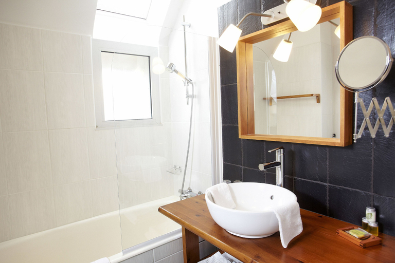 Bathroom 4, Carnac Lodge Hotel & Spa, Morbihan