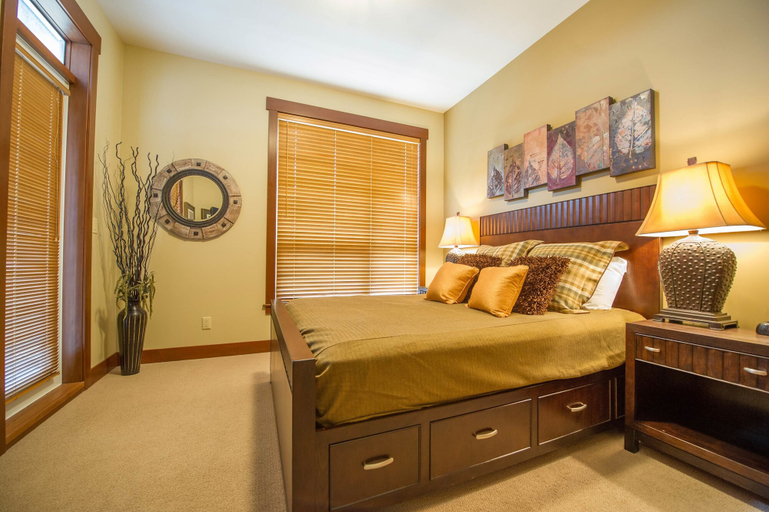 Bedroom, Stonebridge Lodge, Kootenay Boundary