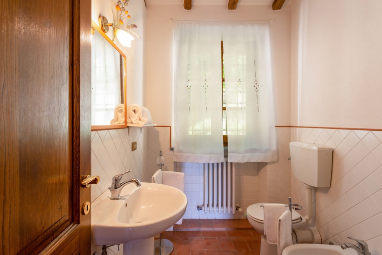 Bathroom 4, Mastiano, Lucca