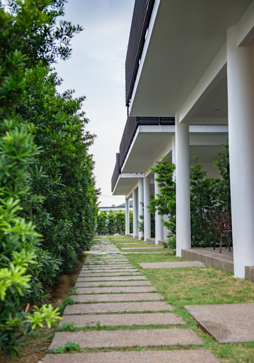 Exterior & Views 27
