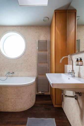 Bathroom 3, Schiff Grace, Berlin