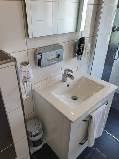 Bathroom 4, Nordseehotel Apartments, Wilhelmshaven