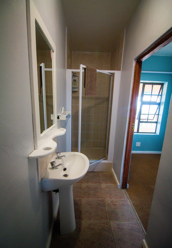 Bathroom 5, Pili Pili Beach Cabanas, Eden