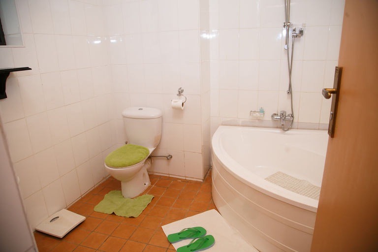Bathroom 4, Fort Motel, Fort Portal