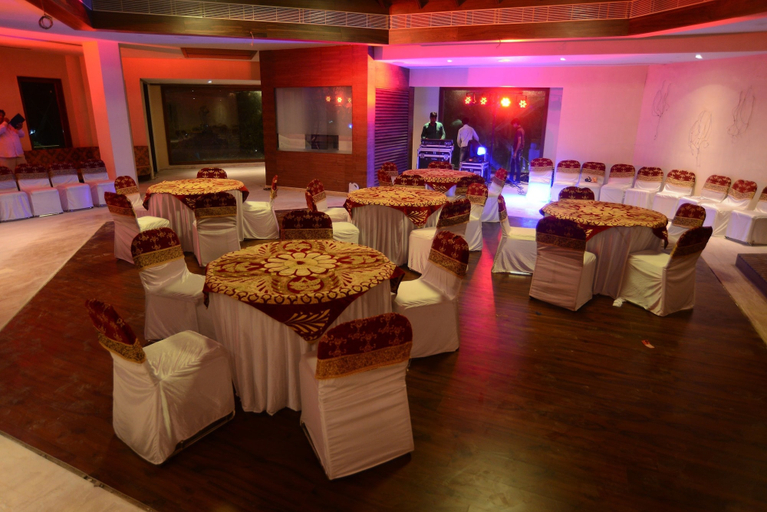 Food & Drinks 3, Palm Greens Club, Kheda