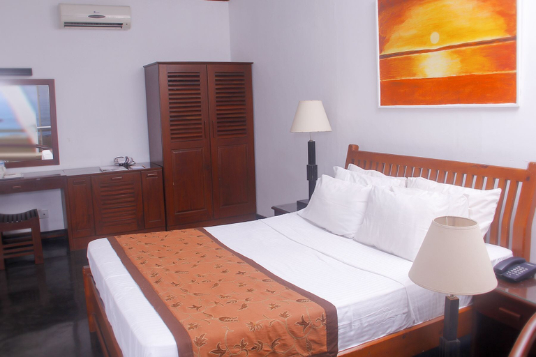 Bedroom 4, Sanmali Beach Hotel, Mahawewa