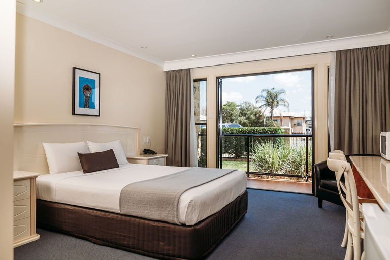 Bedroom 2, Kobbers Motor Inn, Dalby