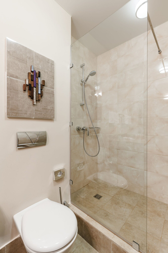 Bathroom 3, Raymond Hotel, Vysokogorskiy rayon