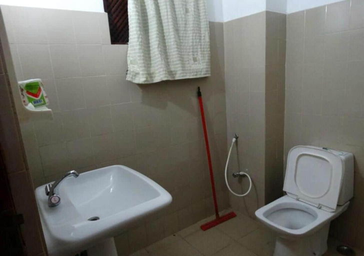 Bathroom 4, Majestic Tourist Hotel, K.F.G. & G. Korale