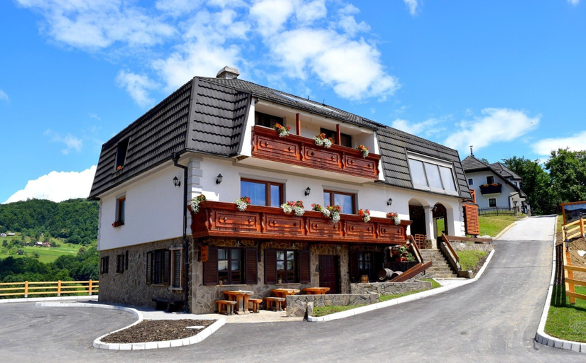 Exterior & Views