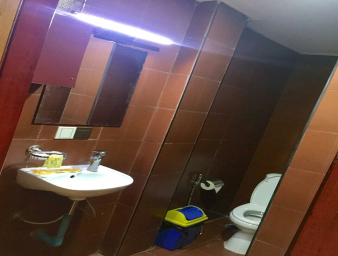 Bathroom 3, Bagan Mingalar Hotel, Mandalay