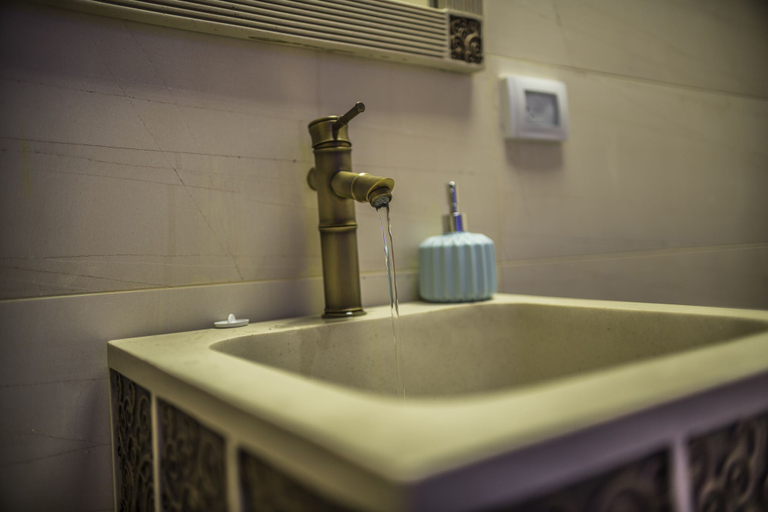 Bathroom 4, Old School