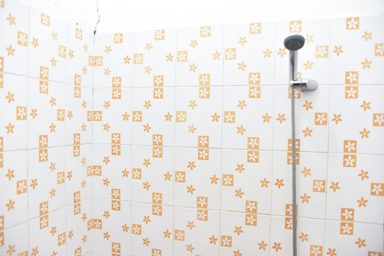 Bathroom, RedDoorz @ Pettarani Square, Makassar