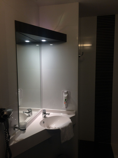 Bathroom 4, Ibis Styles Rouen Val De Reuil, Eure