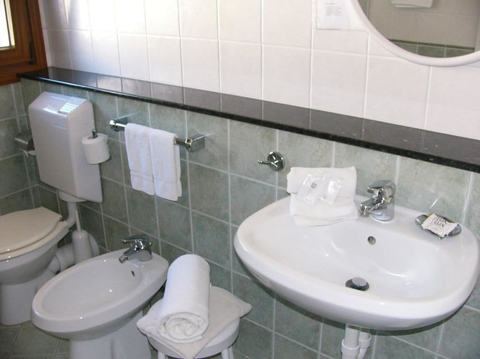Bathroom 4, Hotel Serena, Gorizia