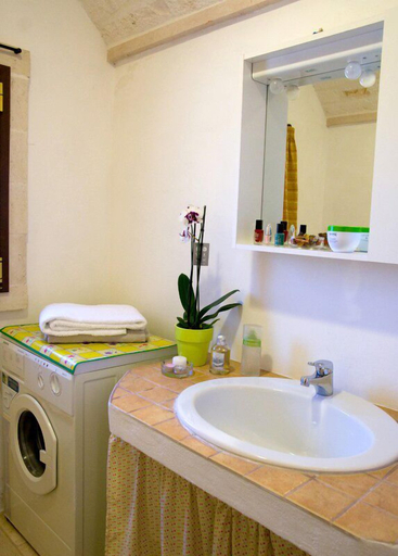 Bathroom 3, Trullo Le Roux, Brindisi