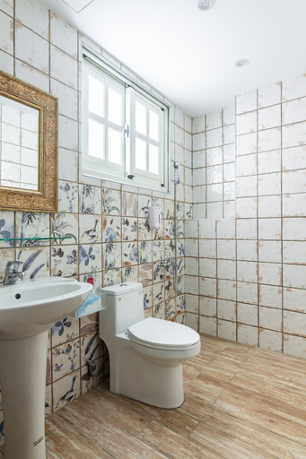 Bathroom 4, So Funny, Hualien