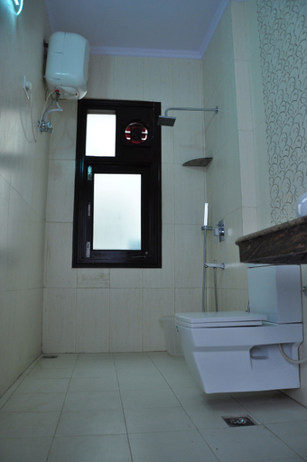 Bathroom 3, Golden Palm Suites, Delhi