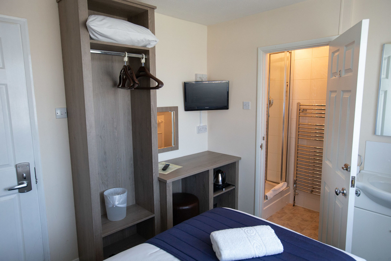 Bedroom 2, The Corner House Hotel Gatwick, Surrey