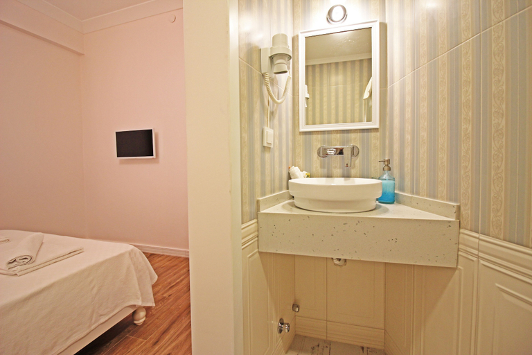 Bedroom 3, Bozcaada Denizyildizi Otel, Bozcaada
