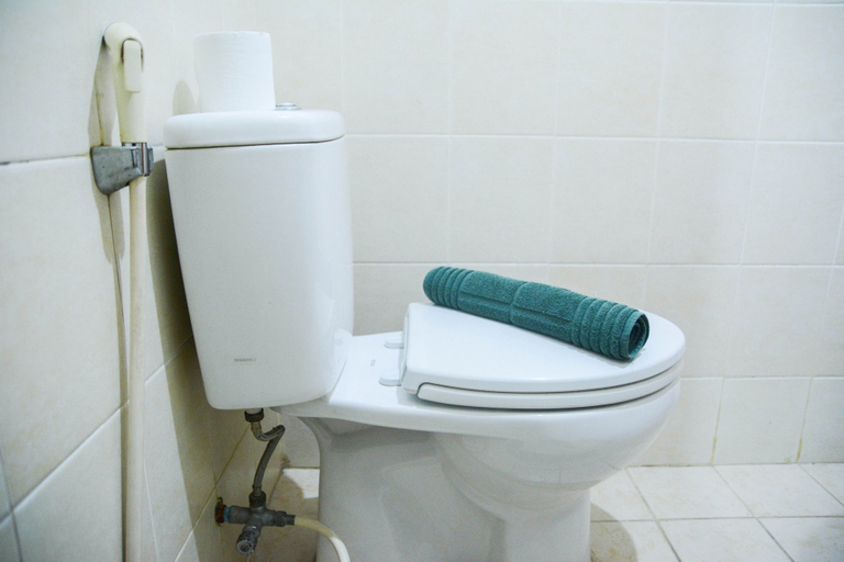Bathroom 5, Simply Studio Maple Park Apartment with City View By Travelio, North Jakarta