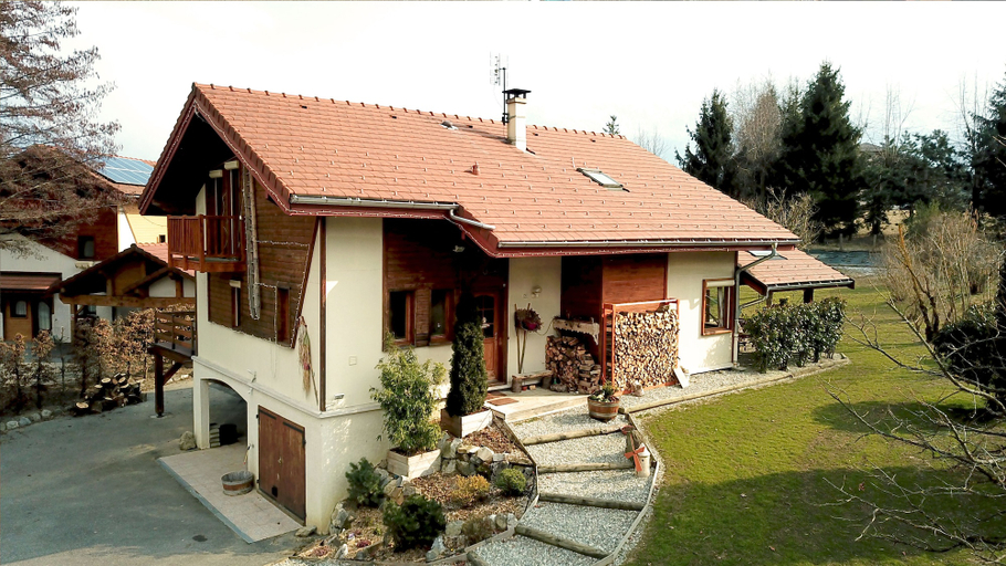 Exterior & Views