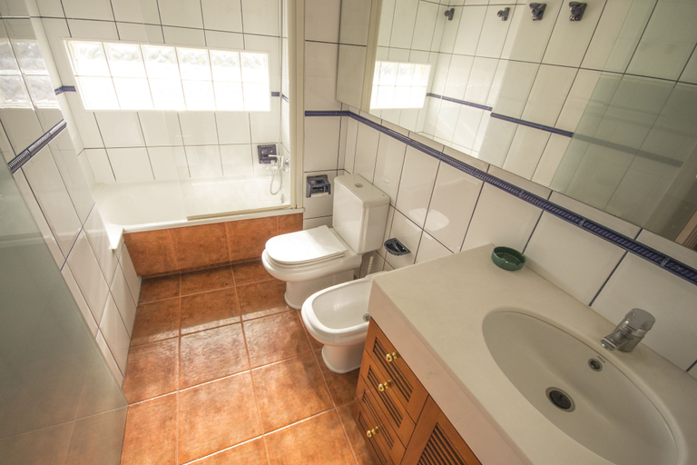 Bathroom 2, Apartment Sarrio, Girona