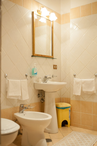 Bathroom 3, Camere del Cavaliere, Rome