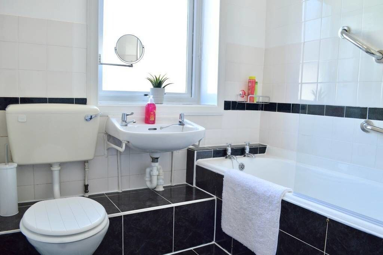 Bathroom, Crags View Apartment, Edinburgh