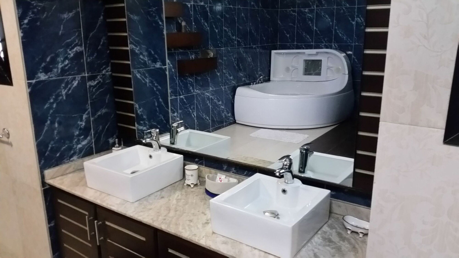 Bathroom 4, Villa Mia Abidjan, Abidjan