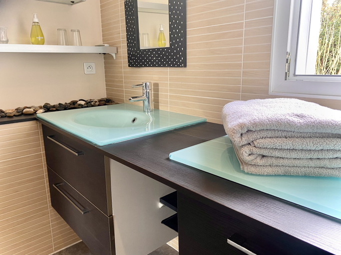 Bathroom 5, Logis de La Brumanderie, Charente-Maritime