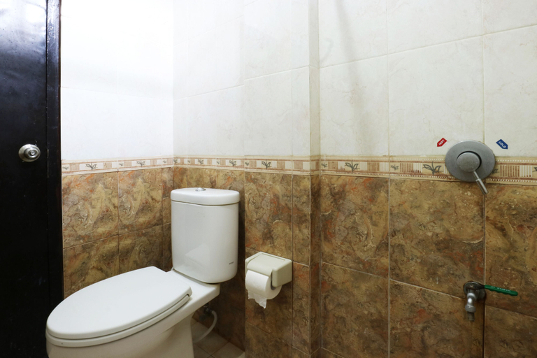 Bathroom 3, Warapsari Inn, Badung