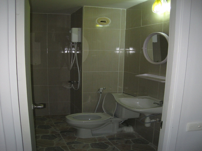 Bathroom 3, IMPACT Don Mueang Bangkok Guest House, Pak Kret