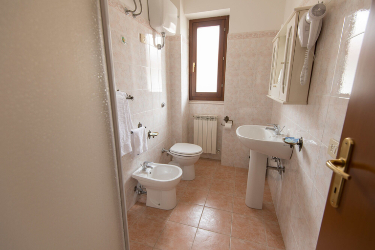 Bathroom 4, Albergo della Corte, L'Aquila