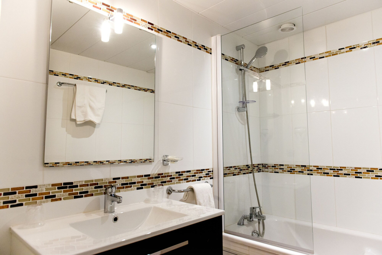 Bathroom 4, Hôtel le Tivoli, Hautes-Pyrénées