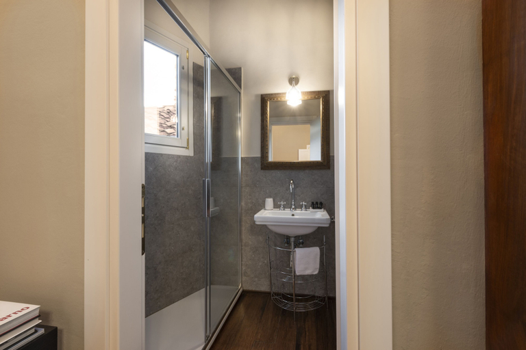 Bathroom 4, Parione Uno, Florence