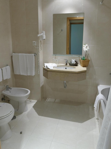 Bathroom 4, Cova da Iria, Ourém