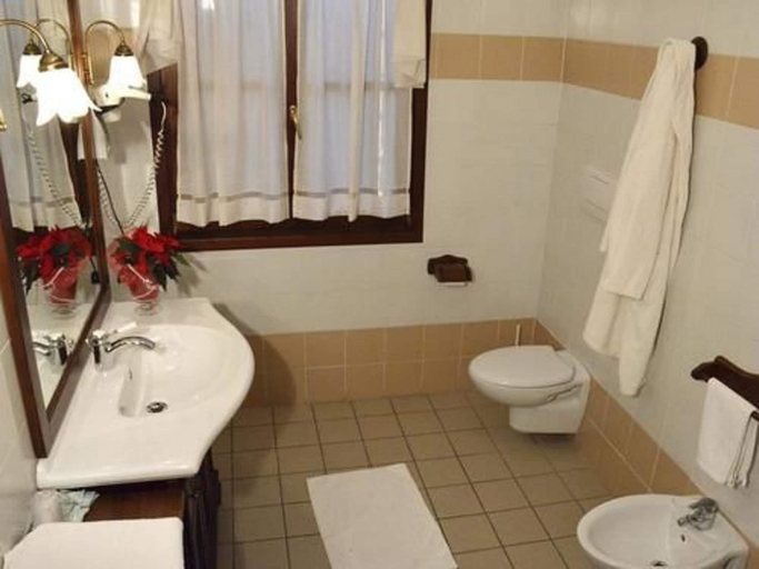 Bathroom 3, Gelindo dei Magredi Country Resort, Pordenone