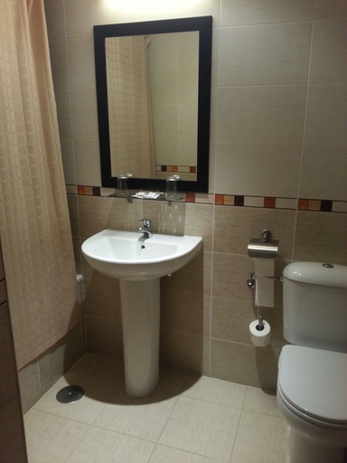 Bathroom 3, Hostal El Arco, Madrid