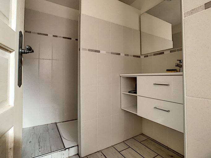 Bathroom 3, Alberguiere, Lozère
