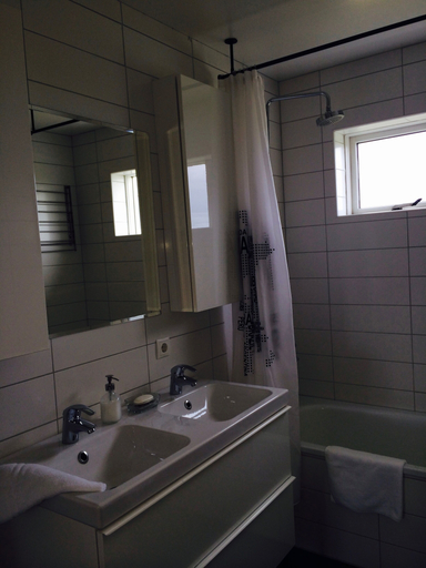 Bathroom 4, Traðarkot, Vatnsleysustrandarhreppur