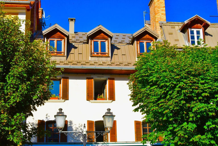 Exterior & Views