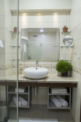 Bathroom 4, Global Residence