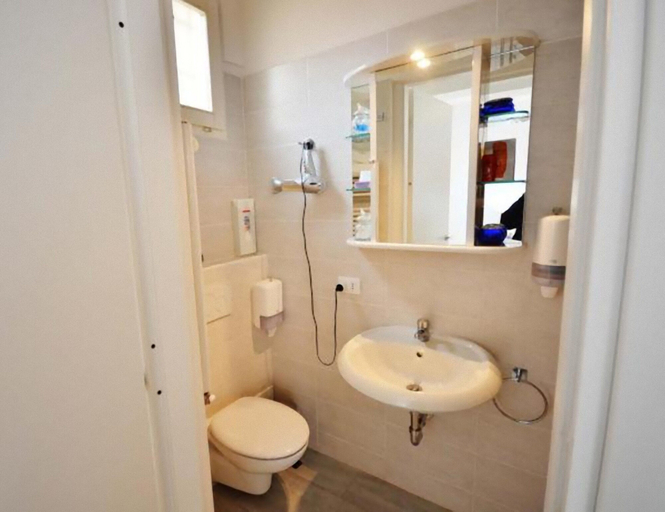 Bathroom 3, 4 Tourist House Apartment Centre Bologna, Bologna
