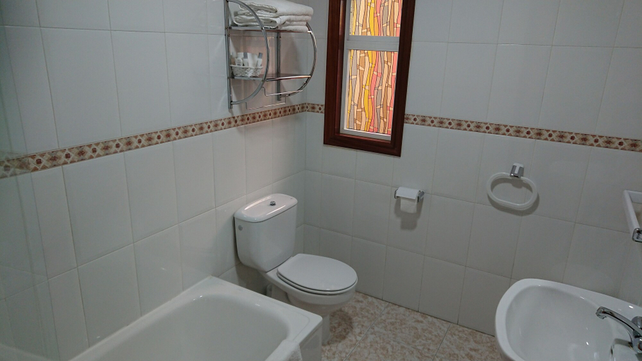 Bathroom 5, Hotel Avenida, Pontevedra