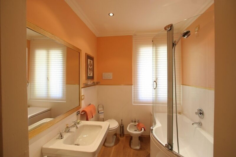 Bathroom 5, Castrum di Serravalle, Treviso