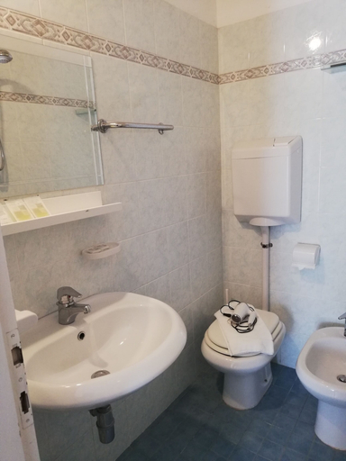 Bathroom 5, Hotel La Bella Vita, Rimini