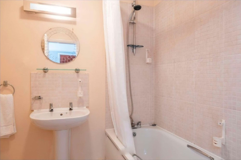 Bathroom 4, Broadfield Park Hotel Rochdale, Rochdale