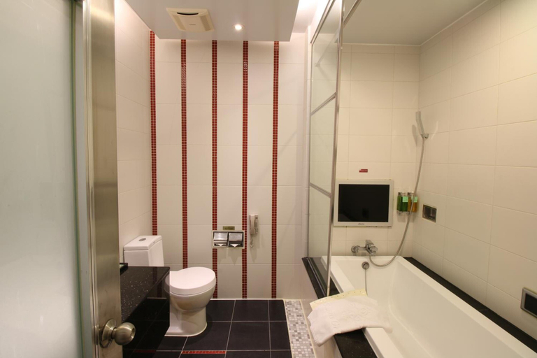 Bathroom 3, R7 Eco Hotel, Kaohsiung